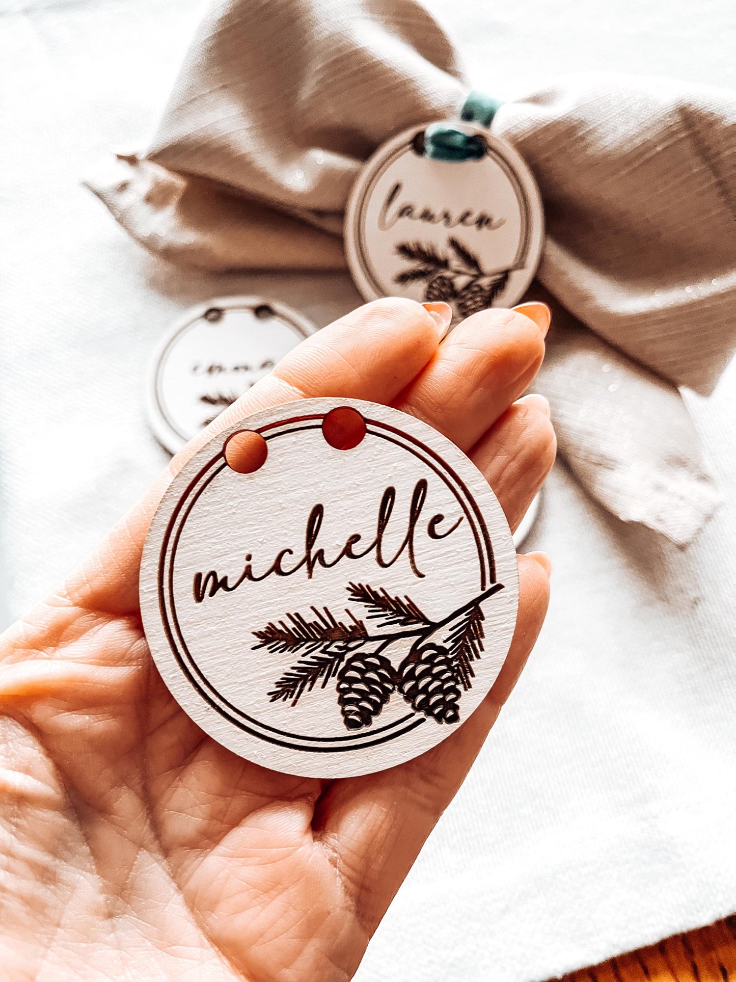 Personalized Christmas Pinecone Wreath Place Cards – Custom Table Decor & Gift Tags