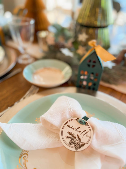 Personalized Christmas Pinecone Wreath Place Cards – Custom Table Decor & Gift Tags