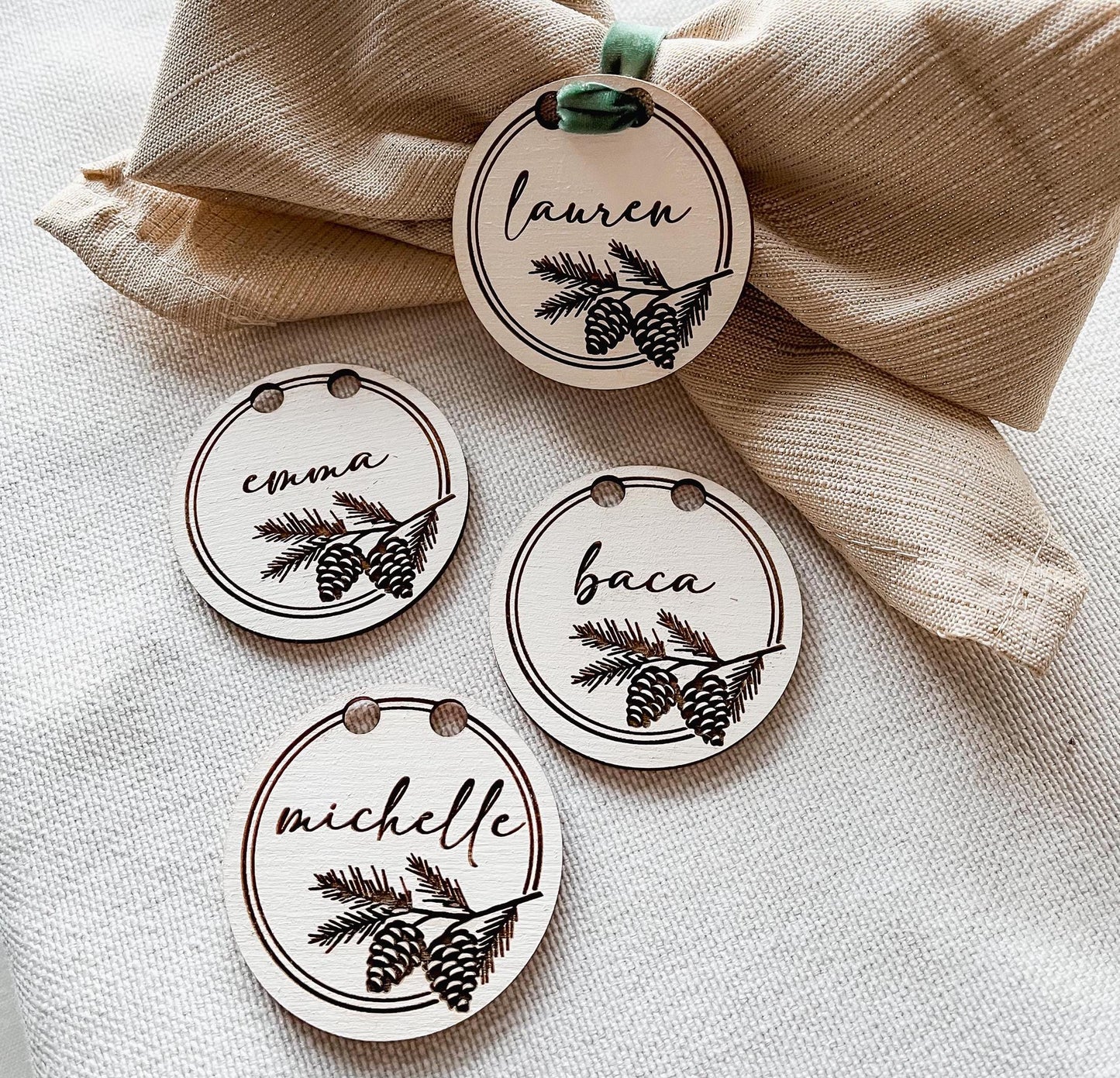 Personalized Christmas Pinecone Wreath Place Cards – Custom Table Decor & Gift Tags