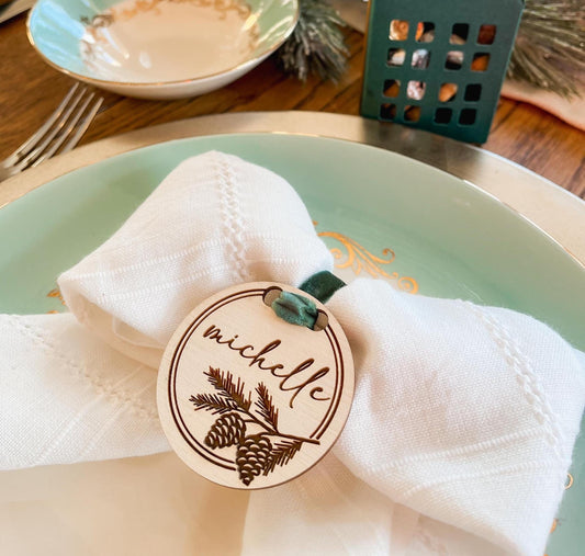 Personalized Christmas Pinecone Wreath Place Cards – Custom Table Decor & Gift Tags