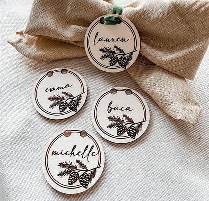 Personalized Christmas Pinecone Wreath Place Cards – Custom Table Decor & Gift Tags